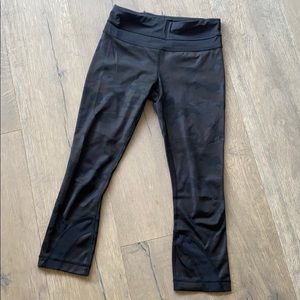 lululemon camo mid rise size 4 capri